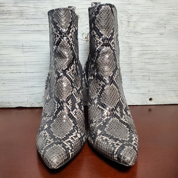 Steve Madden "Subtle" Snake Pointed Toe Chelsea Ankle Boot, 10, Black/Gray/Cream - Picture 3 of 9